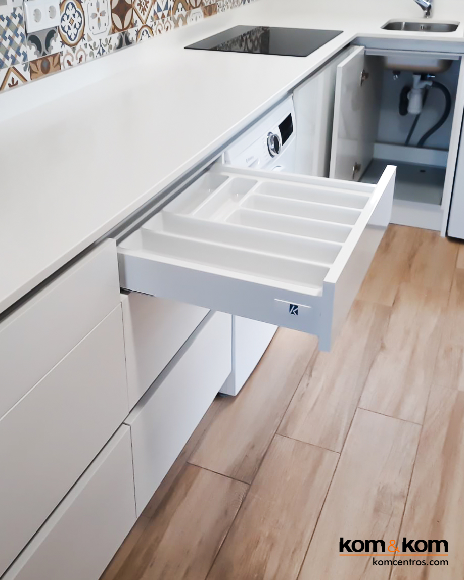 cajón cubertero en cocina total white brillo de estilo moderno sin tiradores con gola.